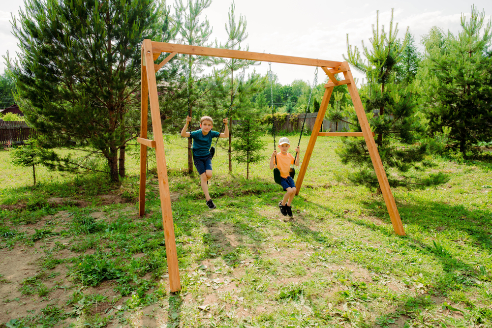 Деревянные качели с двумя гибкими качелями