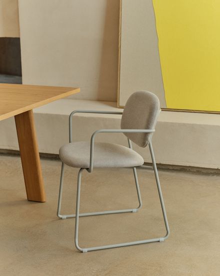 Стул Meli из бежевого шенилла с бежевой металлической структурой Испания la Forma