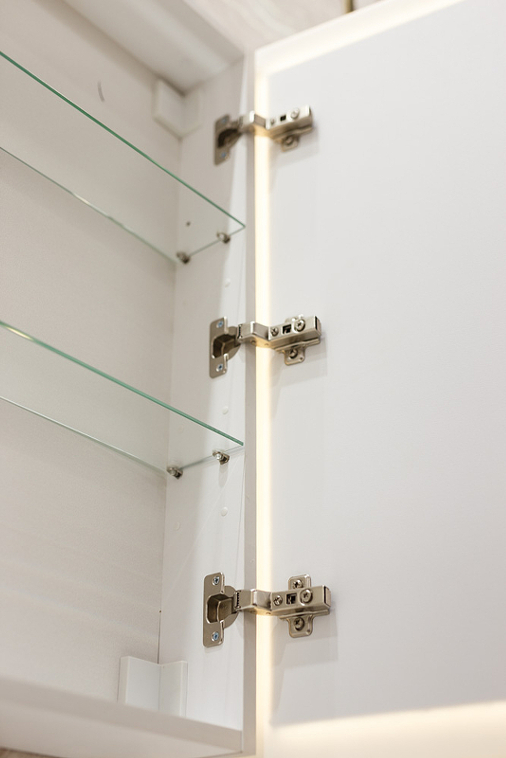 Зеркальный шкаф BelBagno Marino 60 SPC-MAR-600/800-1A-LED-TCH с подсветкой Белый