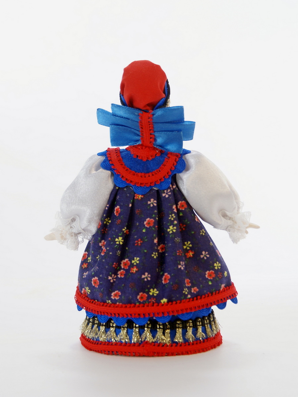 Кукла коллекционная женщина в русском костюме с тремя бантами