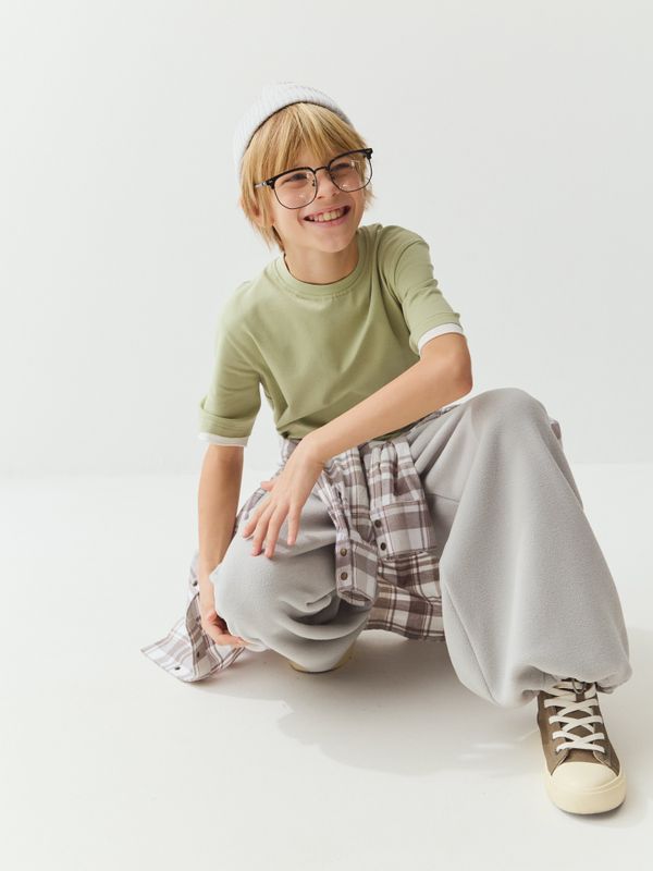 Футболка с контрастной отделкой 