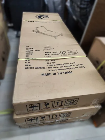 Шезлонг Rimini из массива акации с бежевым матрасом