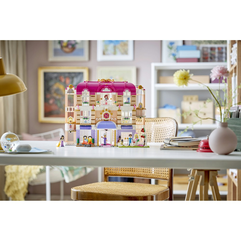 Конструктор LEGO Friends 42704 Гранд-отель в Хартлейк-Сити — фото 11