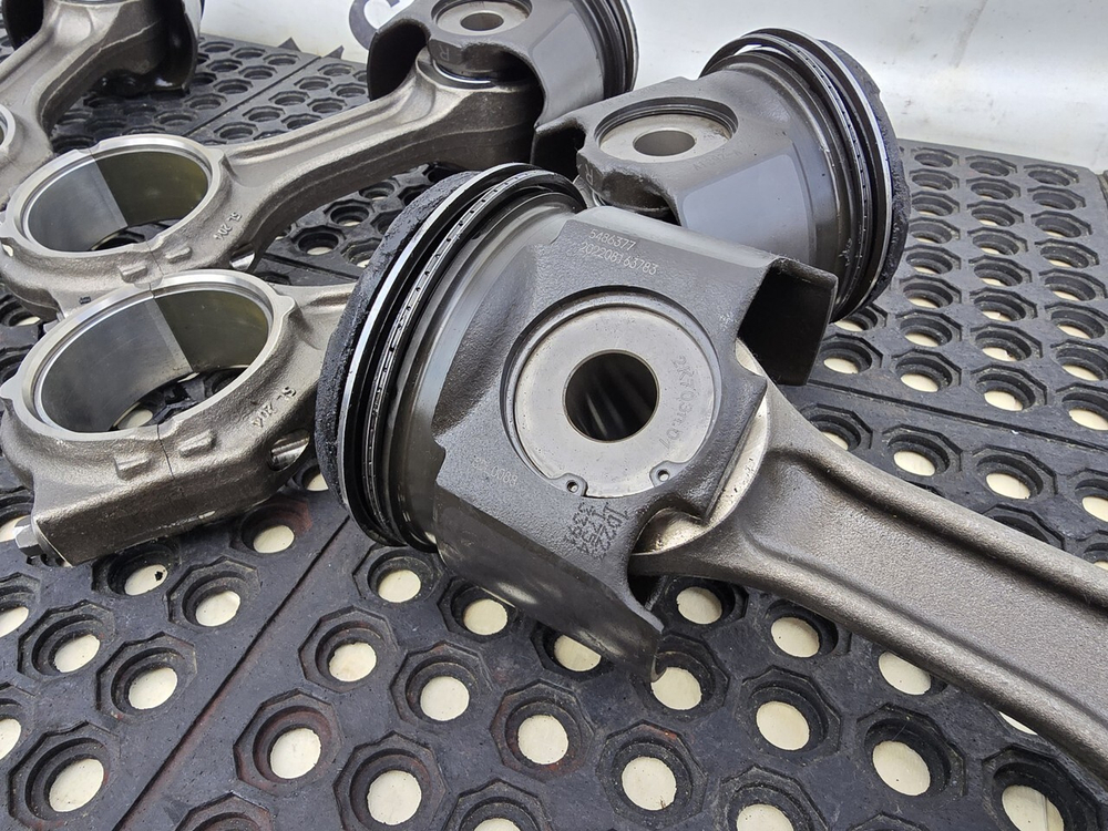 Комплект поршней с шатунами 2022г.