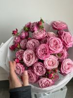 Букет из кустовых пионовидных роз в розовом оттенке 
