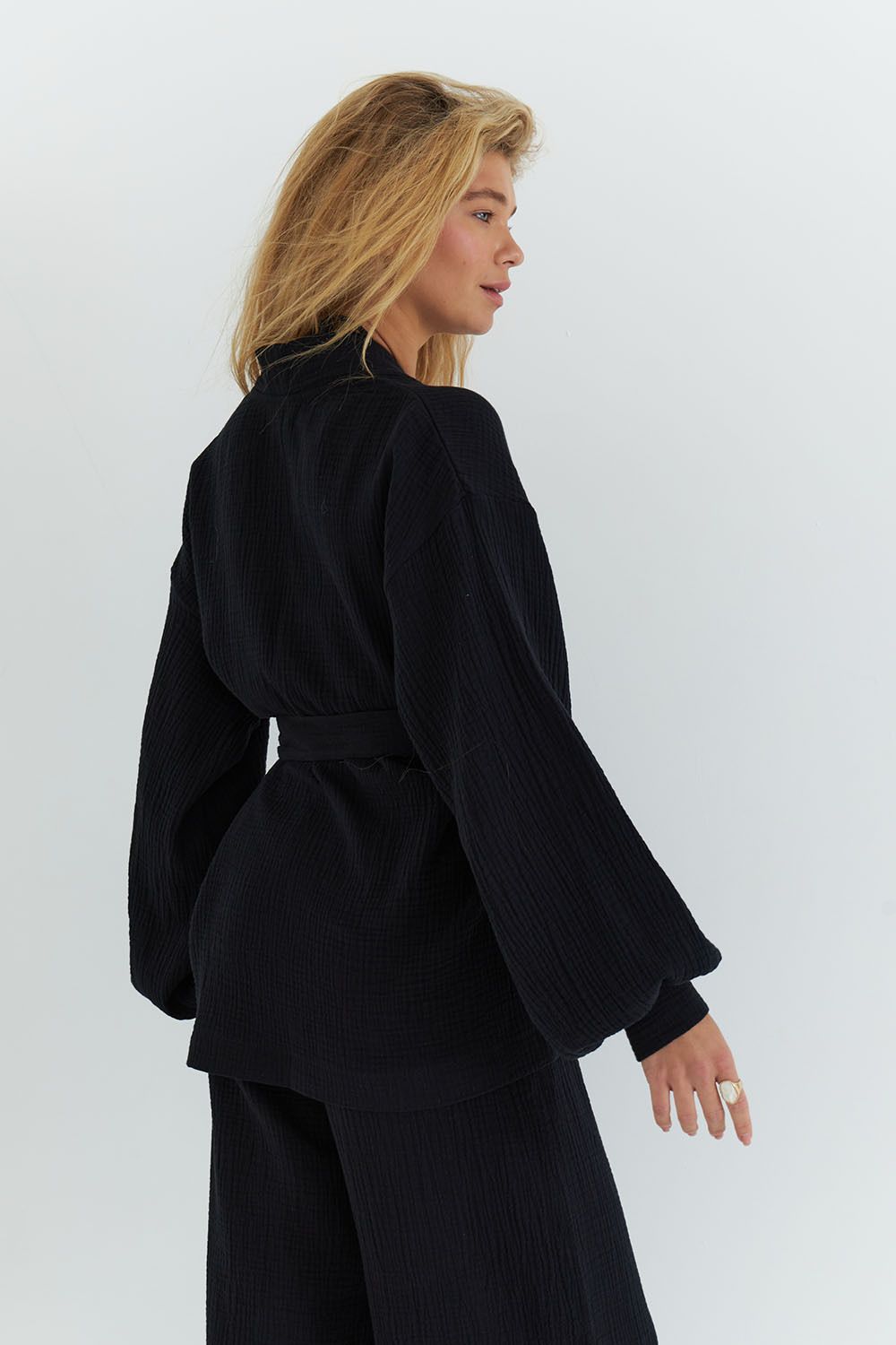 Кимоно на поясе из муслина черного цвета