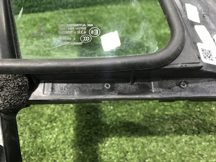 Форточка двери передняя левая Porsche Macan (2014-н.в.)