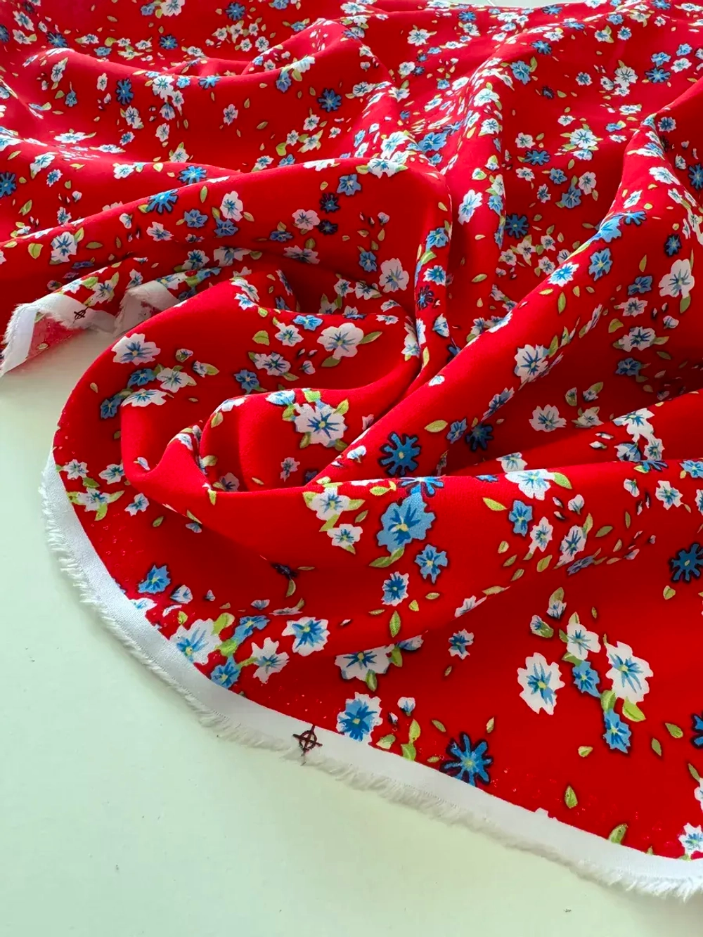 Ткань для шитья: штапель 3,7 метра, плательная вискоза.