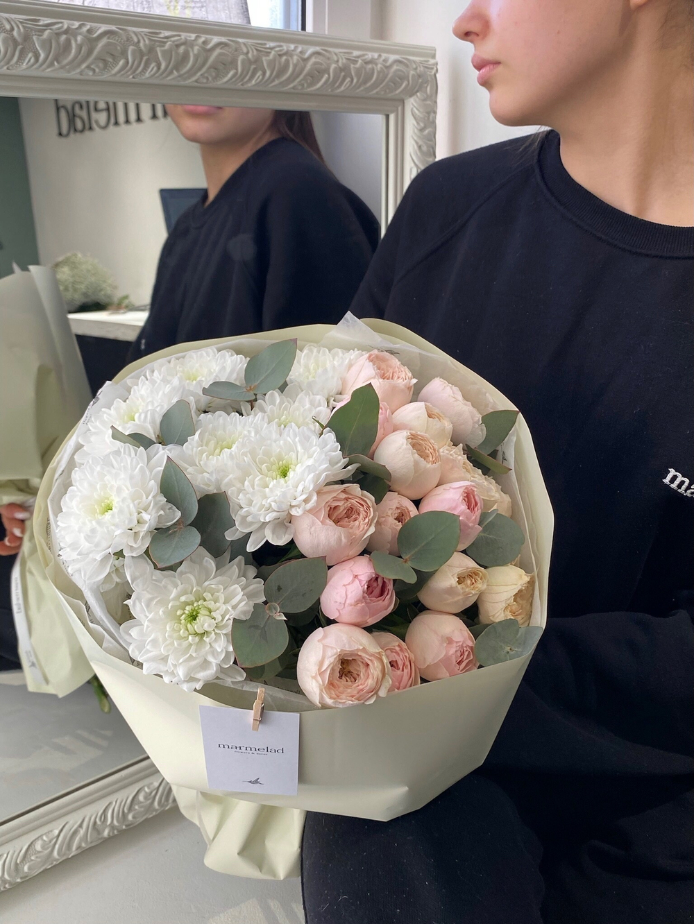 Авторский букет с хризантема, кустовая пионовидная роза и зелень эвкалипта в оформлении