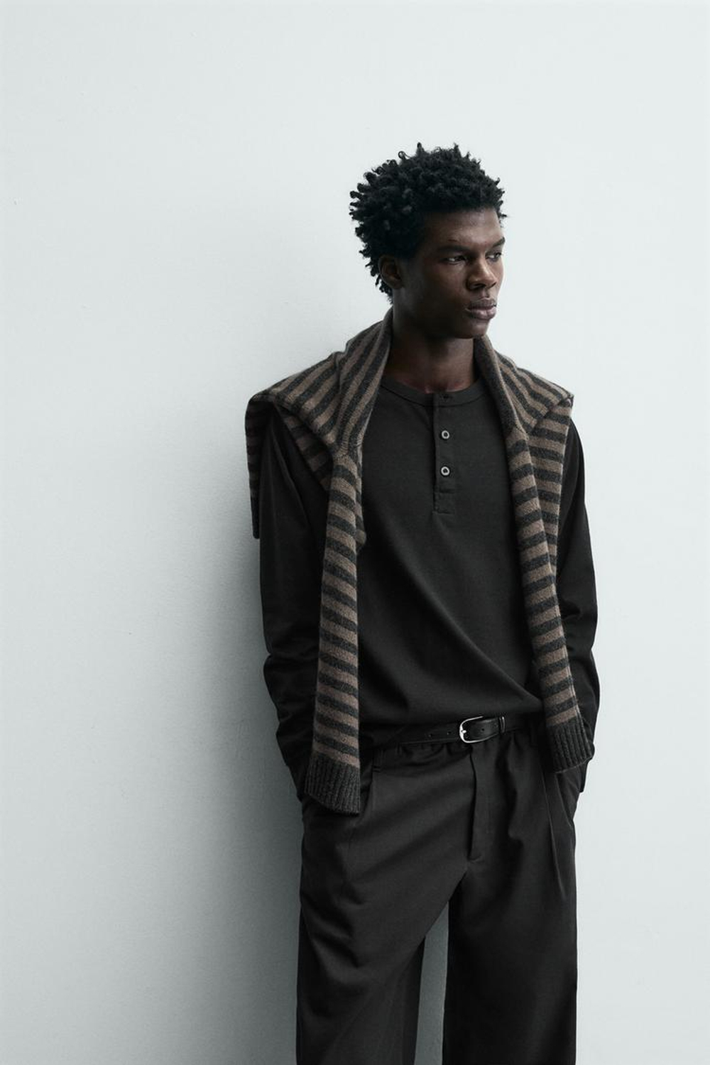 ZARA ФУТБОЛКА С ВОРОТНИКОМ НА ПУГОВИЦАХ, ЧЕРНЫЙ