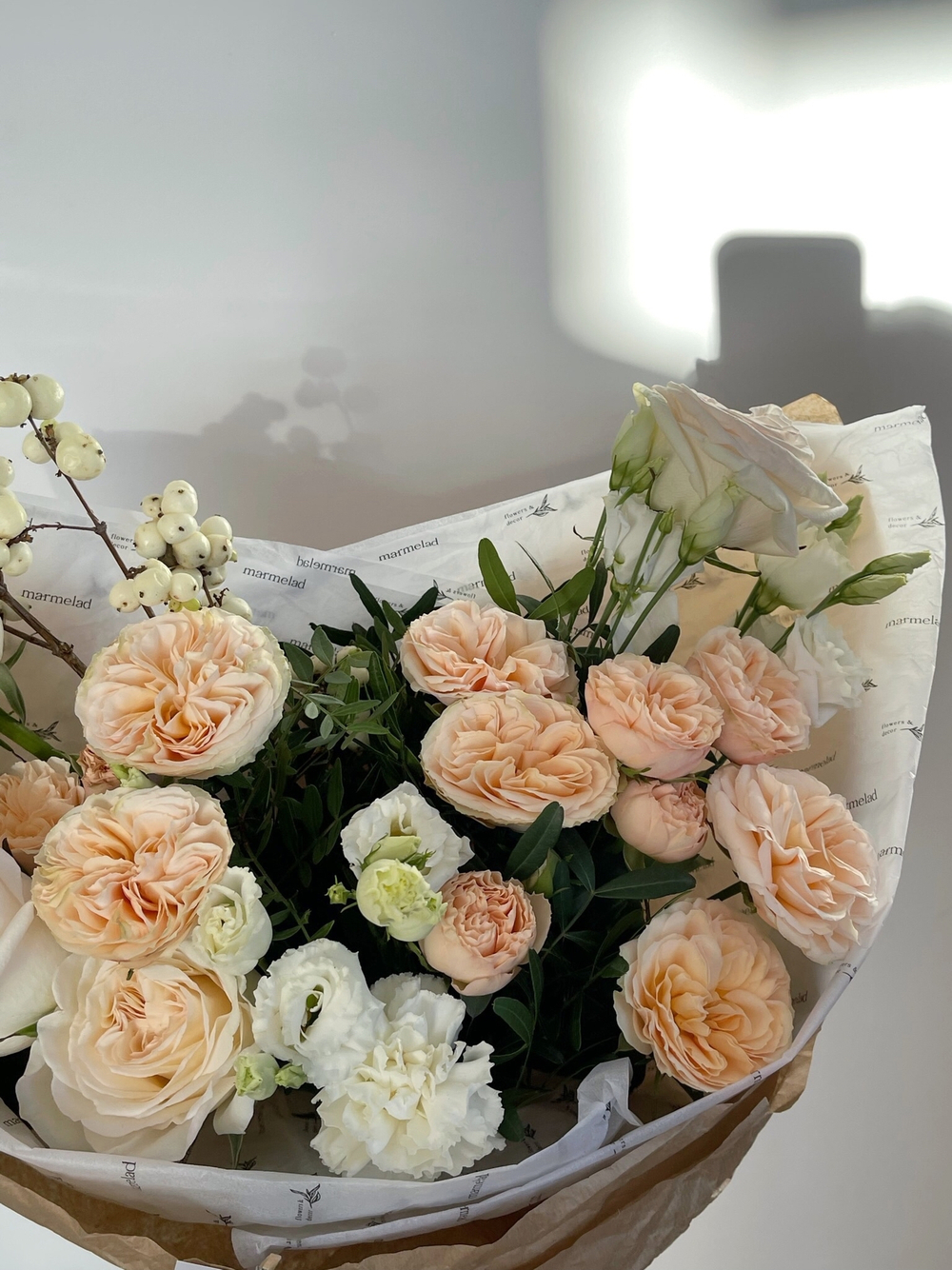 Букет раскидистой формы из кустовых пионовидных роз, эустомы, диантусов и ягод