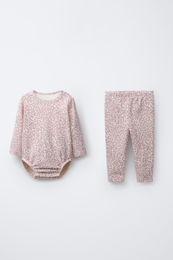 ZARA КОМПЛЕКТ ИЗ БОДИ И ЛЕГИНСОВ С ЦВЕТОЧНЫМ ПРИНТОМ, ЦВЕТ РОЗОВОГО МЕЛА