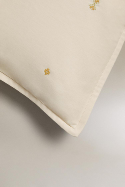 ZARA HOME ЧЕХОЛ ДЛЯ ДЕКОРАТИВНОЙ ПОДУШКИ С ВЫШИВКОЙ, СВЕТЛО-БЕЖЕВЫЙ