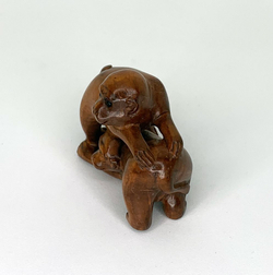 Нэцкэ Две обезьяны играют