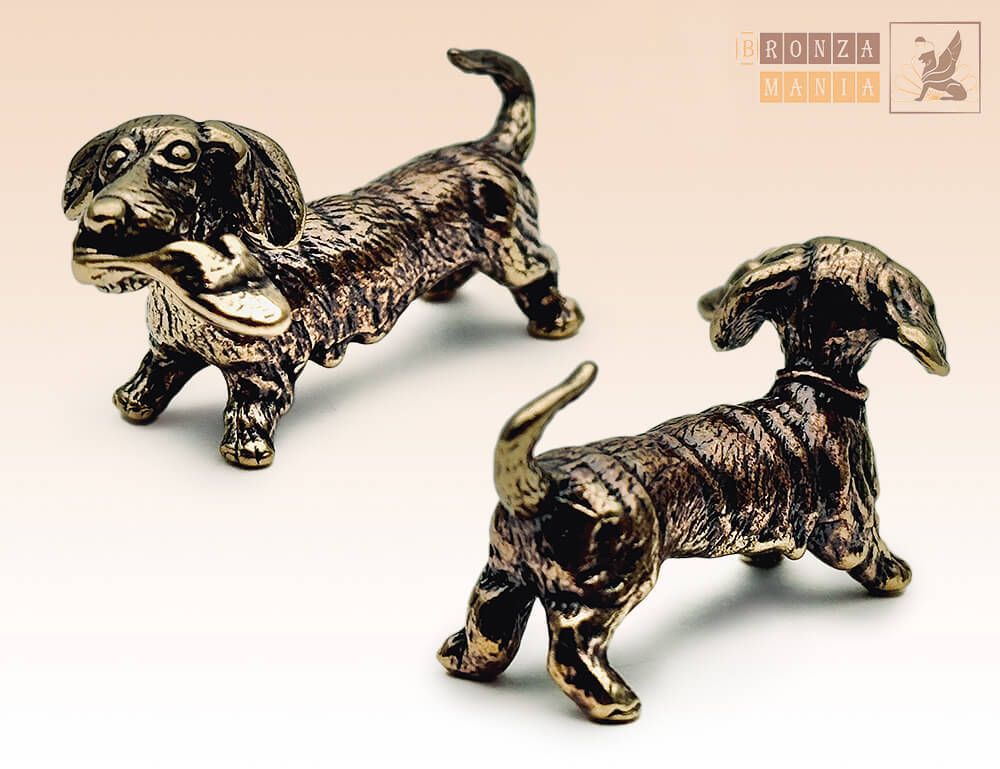 фигурка Собака Такса с тапком