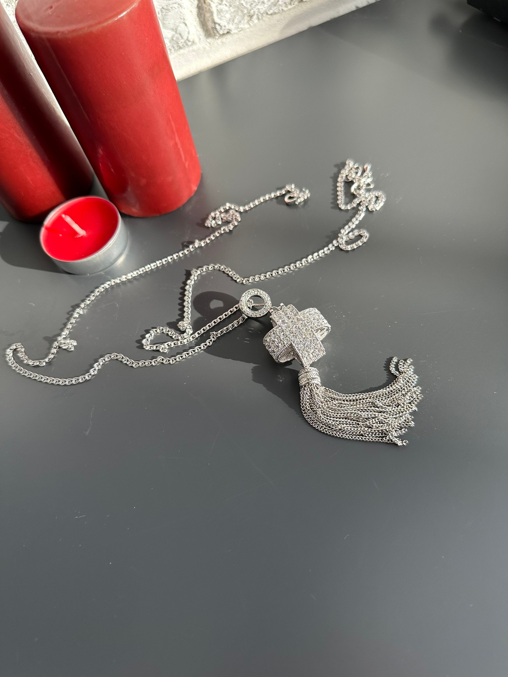 Крест квадратный с цирконами и кистью из цепочек, оттенок серебро