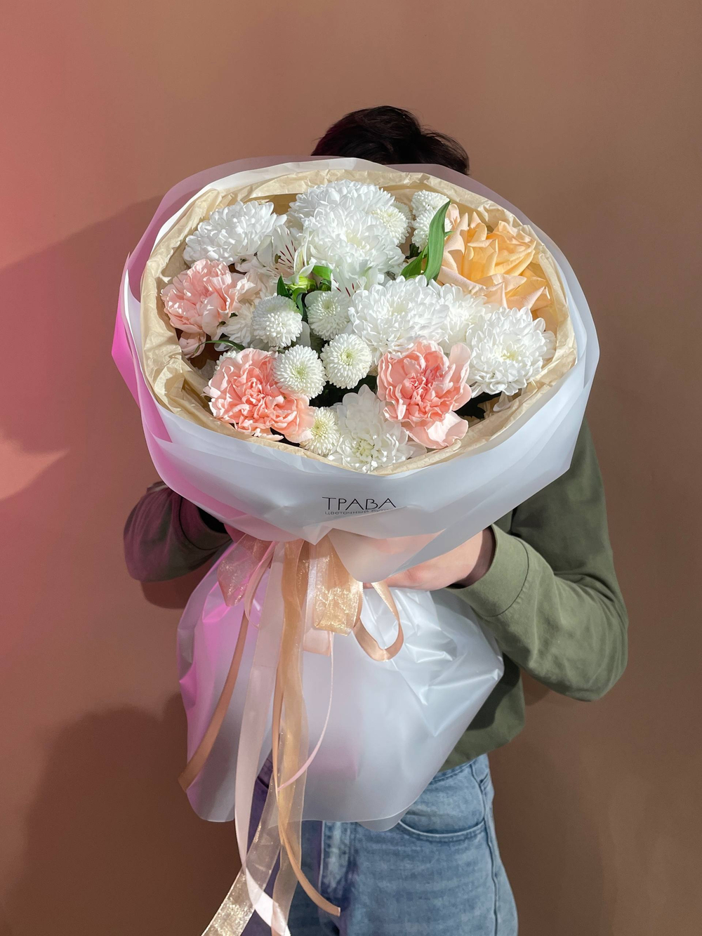 Букет "Персики", Роза, хризантема, диантусы, дубки, альстромерия