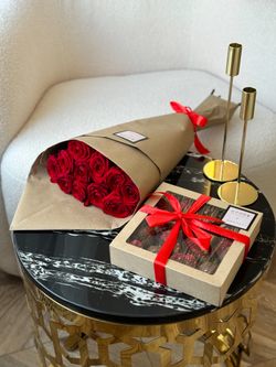 комбо 11 роз и коробочка на 16 клубник