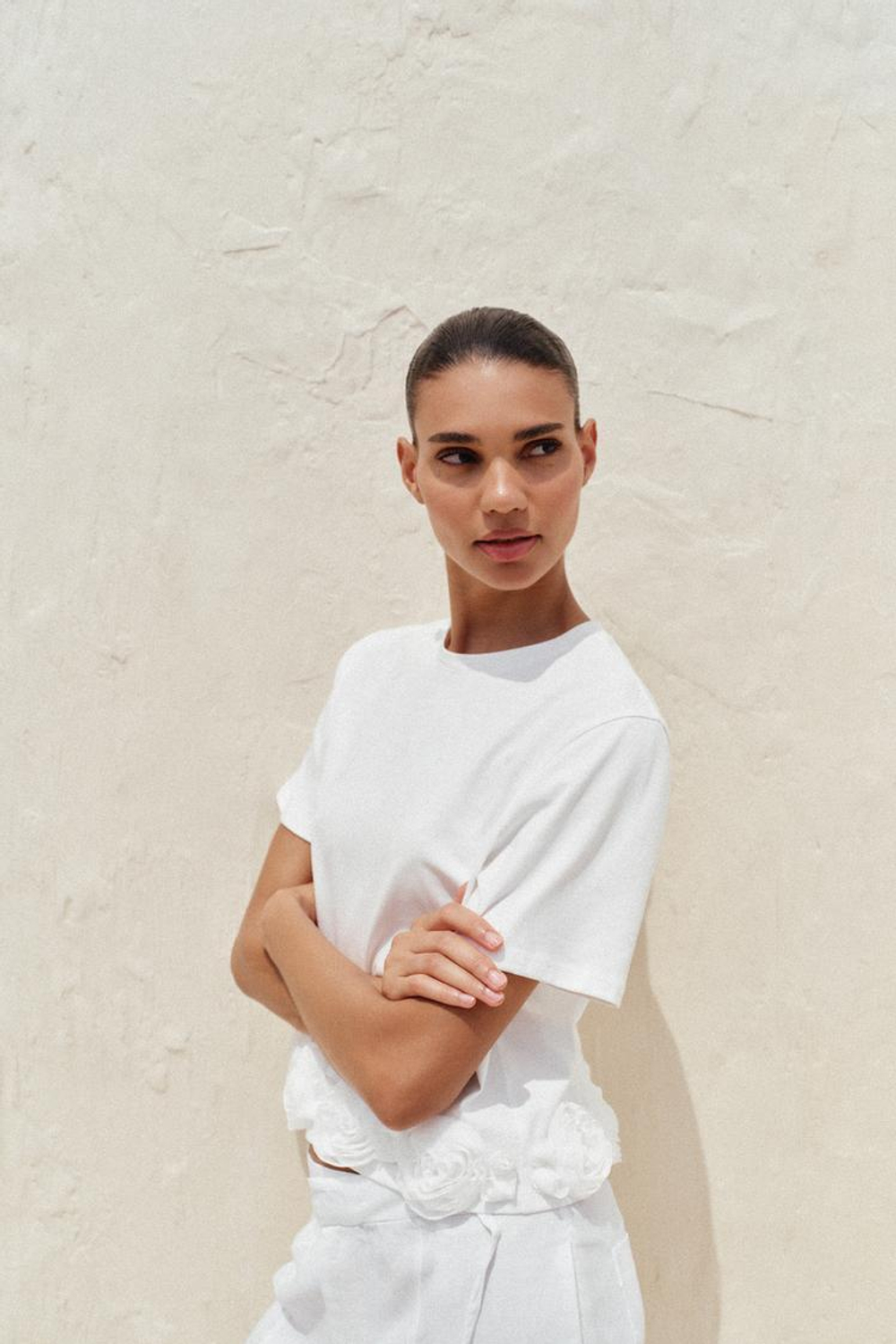 ZARA ФУТБОЛКА С РЕЛЬЕФНЫМИ РОЗАМИ, БЕЛЫЙ