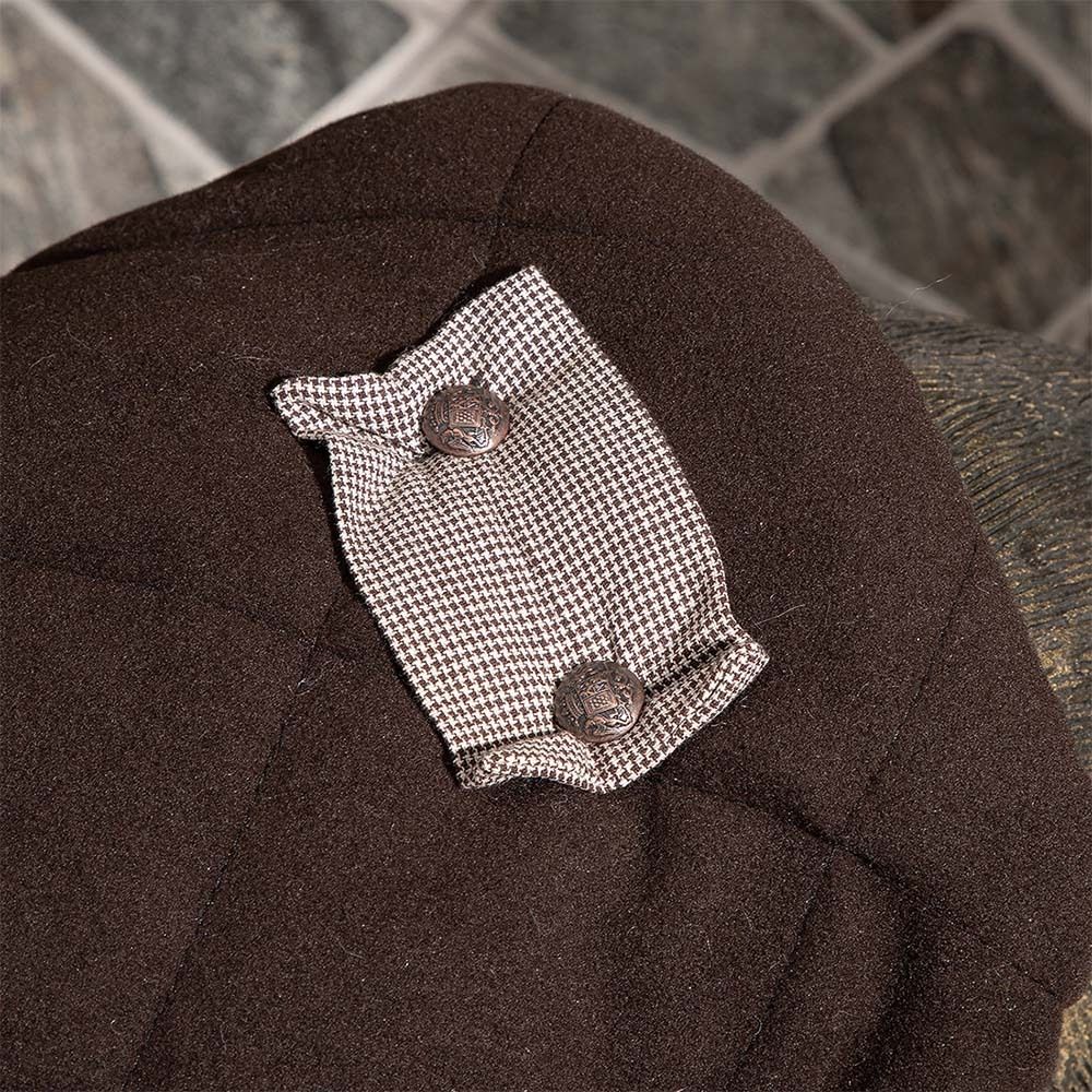 Садовая скульптура Сэр Ватсон в костюме