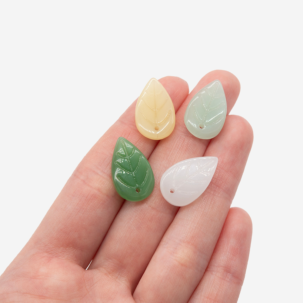 Подвеска резная "Листочек", 18*11мм, белая коралловая пудра