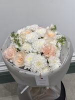 Сборный букет из кустовой пионовидной розы, хризантемы и маттиолы