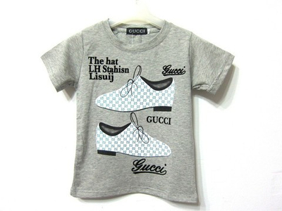 Футболка с принтами туфель и надписей