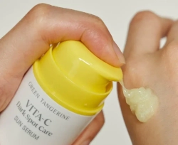 Goodal Green Tangerine Vita C Dark Spot Care Sun Serum SPF50+ PA++++ солнцезащитная сыворотка