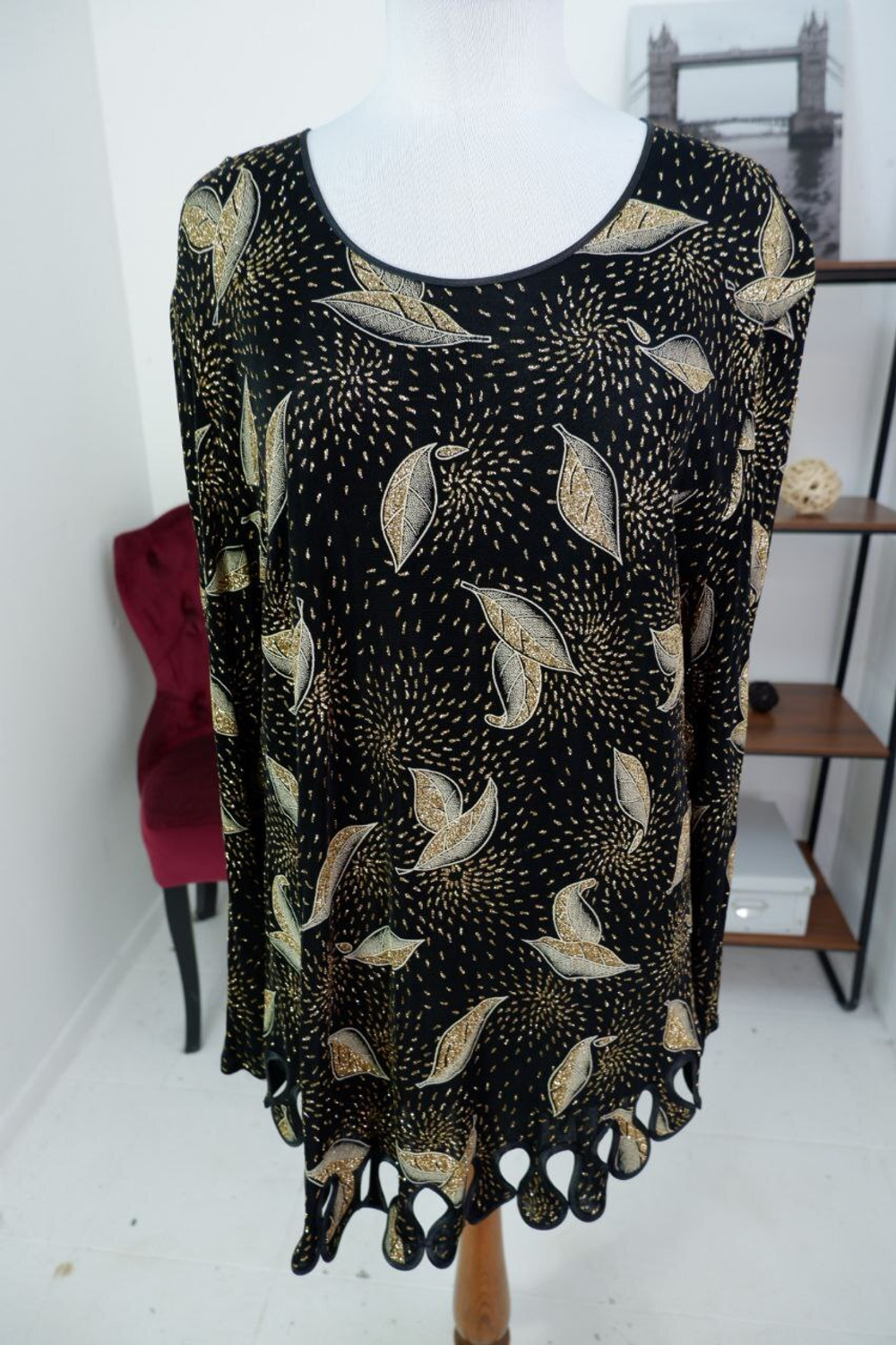 Блузка нарядная с золотой вышивкой 56 размер