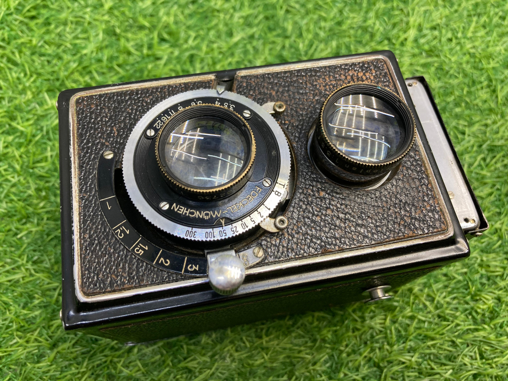 Rolleiflex 300 + Meyer Gorlitz Trioplan 73mm 3.5