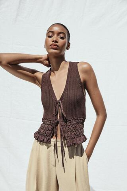 ZARA ТРИКОТАЖНЫЙ ТОП С ВОЛАНАМИ, КОРИЧНЕВЫЙ