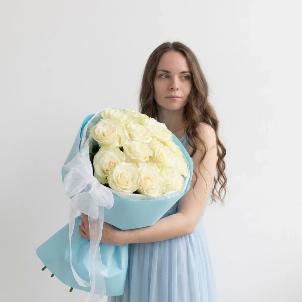 15 белых роз с упаковкой