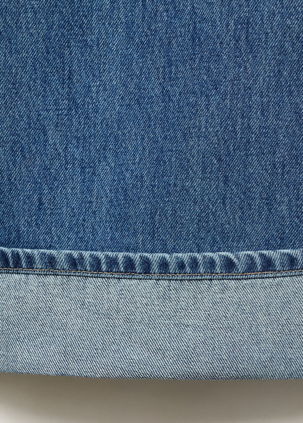 Джинсы с широкими штанинами и отворотами по низу