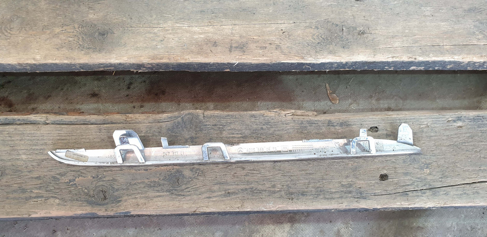 Молдинг решетки радиатора Mercedes C (W205) 18-23 Б/У Оригинал A2058880573