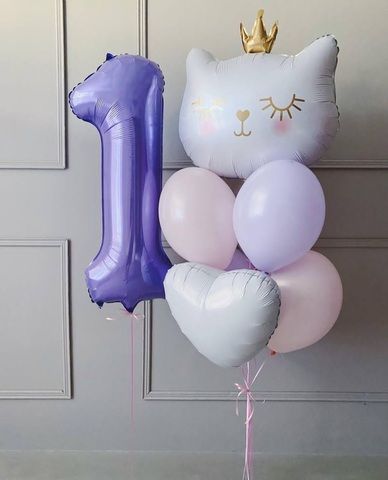 Фонтан из шаров с кошкой в короне на 1 год