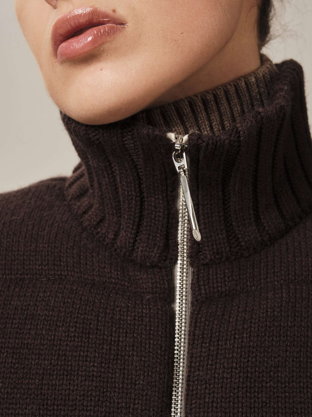 V0442-03 Жилет темно-коричневый dbr