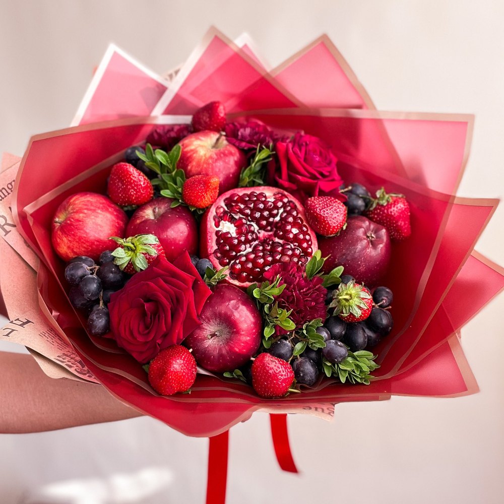 Фруктовый букет с гранатом, виноградом, клубникой, яблоками и розами