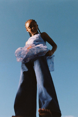 ZARA ПЛАТЬЕ ИЗ ОРГАНЗЫ С ЦВЕТОЧНЫМ ПРИНТОМ, СИНЕВАТЫЙ