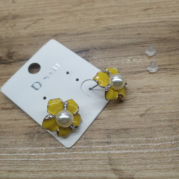 Серьги-гвоздики Цветок пятилистник с жемчужинкой стразы эмаль желтая металл золотистый
