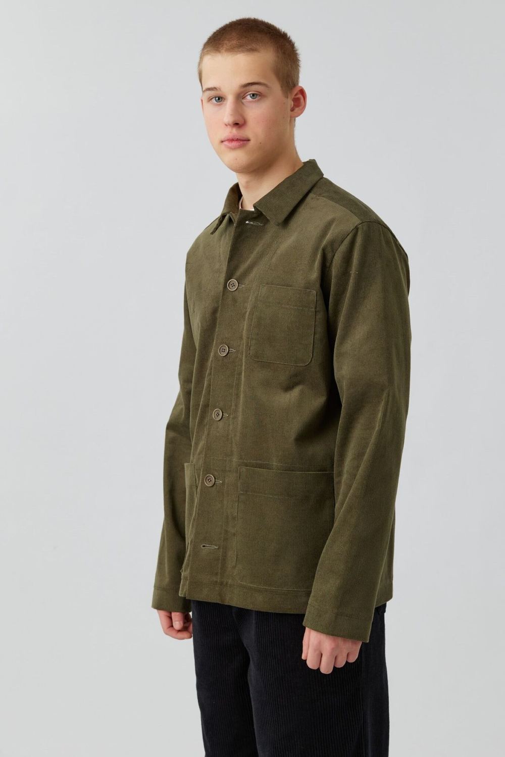 Верхняя мужская рубашка с карманами из вельвета цвета хаки