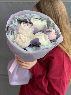 Букет из 5 пионов с эвкалиптом