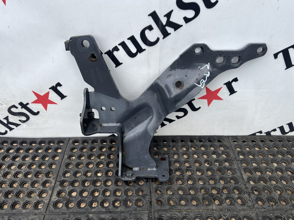 Кронштейн усилителя бампера левый