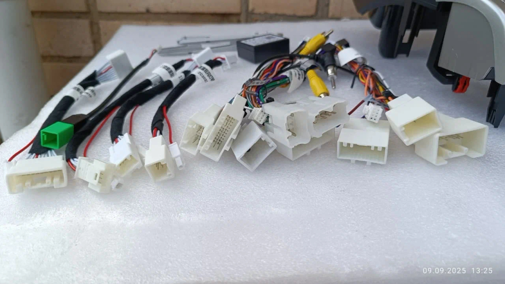 Магнитола для Toyota Land Cruiser Prado 150 2009-2024 - Carmedia KP-T1240FW монитор 12.3" в стиле BMW на Android 11, CarPlay, 4G SIM-слот