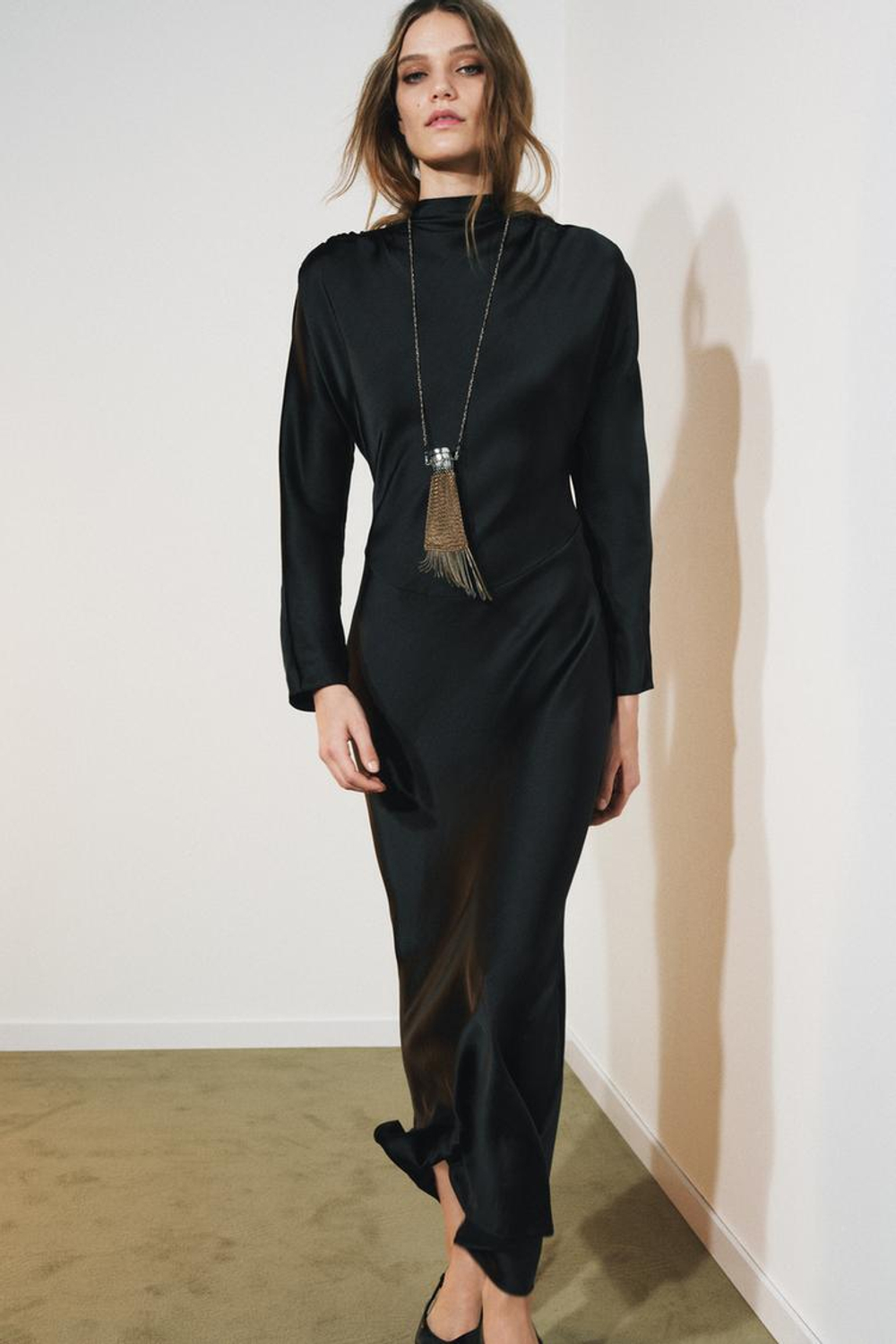 ZARA АТЛАСНОЕ ПЛАТЬЕ СО СБОРКАМИ, ЧЕРНЫЙ