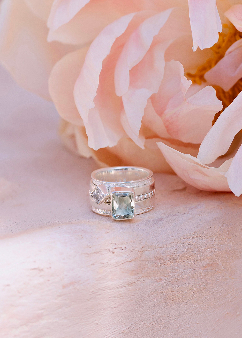 Кольцо «Мозаик» раф прямоугольный с зеленым кварцем и ромбом белый циркон