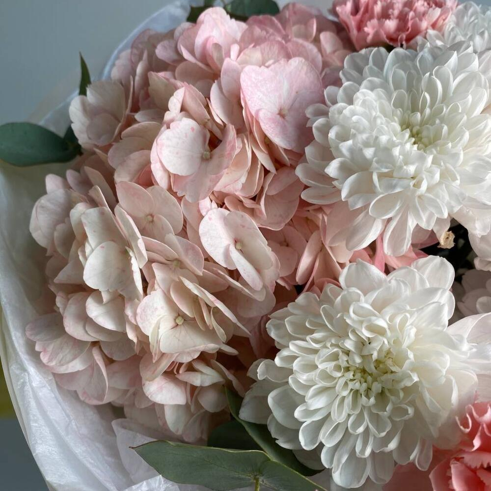 Букет из хризантемы, гортензии и гвоздик