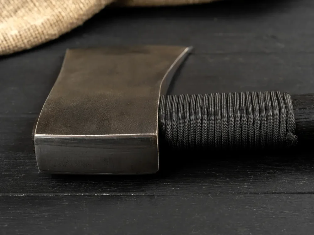 Валочный кованый топор, рукоять черный мореный ясень