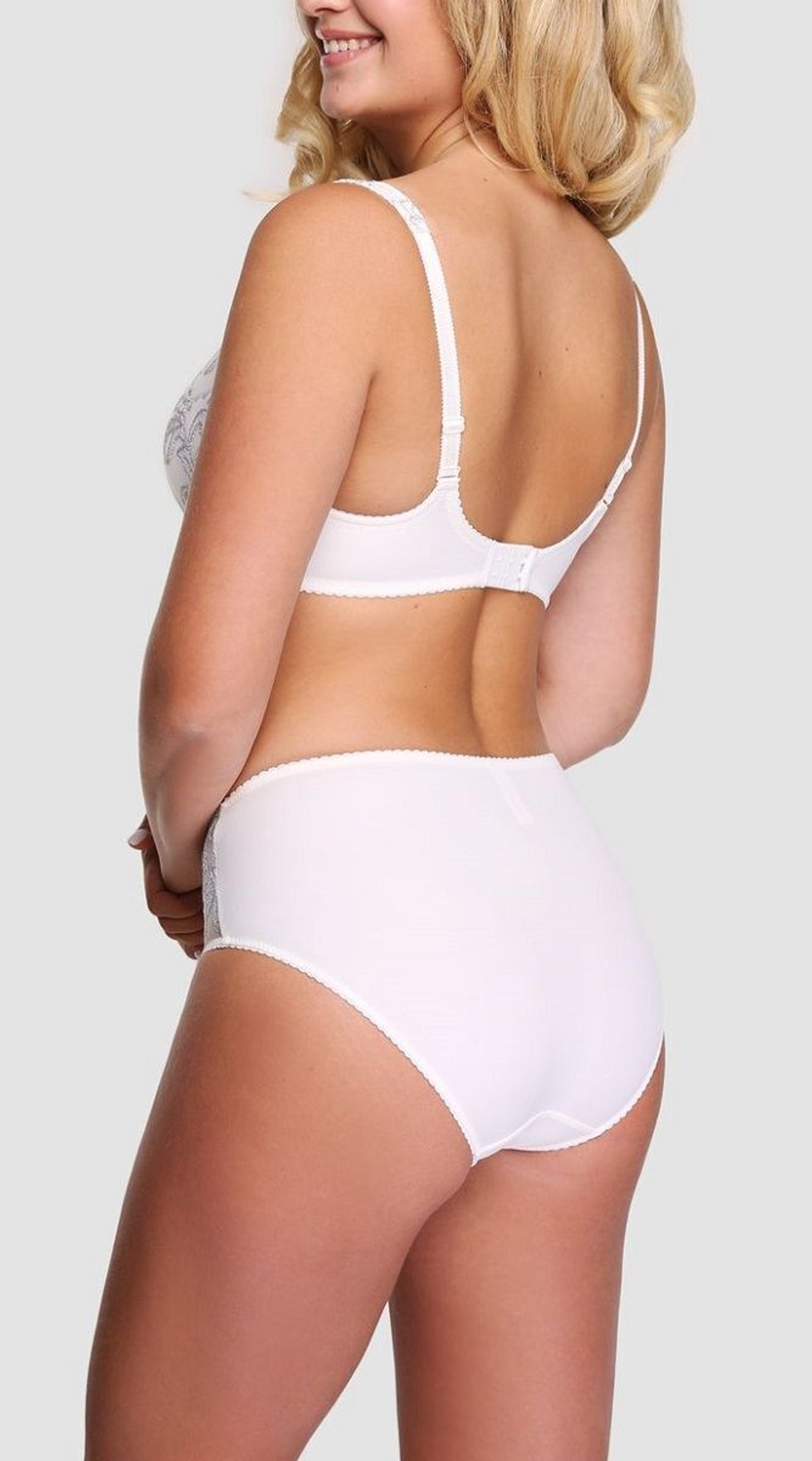 Трусы-слипы из мягкого микроволокна со вставками из вышитого тюля (Размер: 50) (Цвет: молочный)