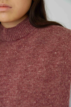 Манишка из шерсти брусничного цвета