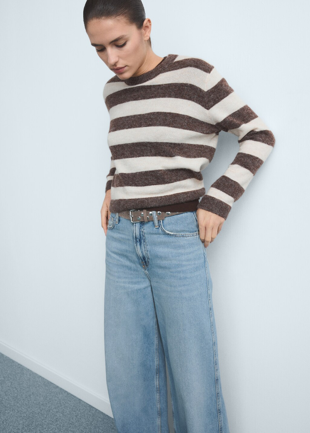 Джинсы с широкими штанинами и высокой посадкой